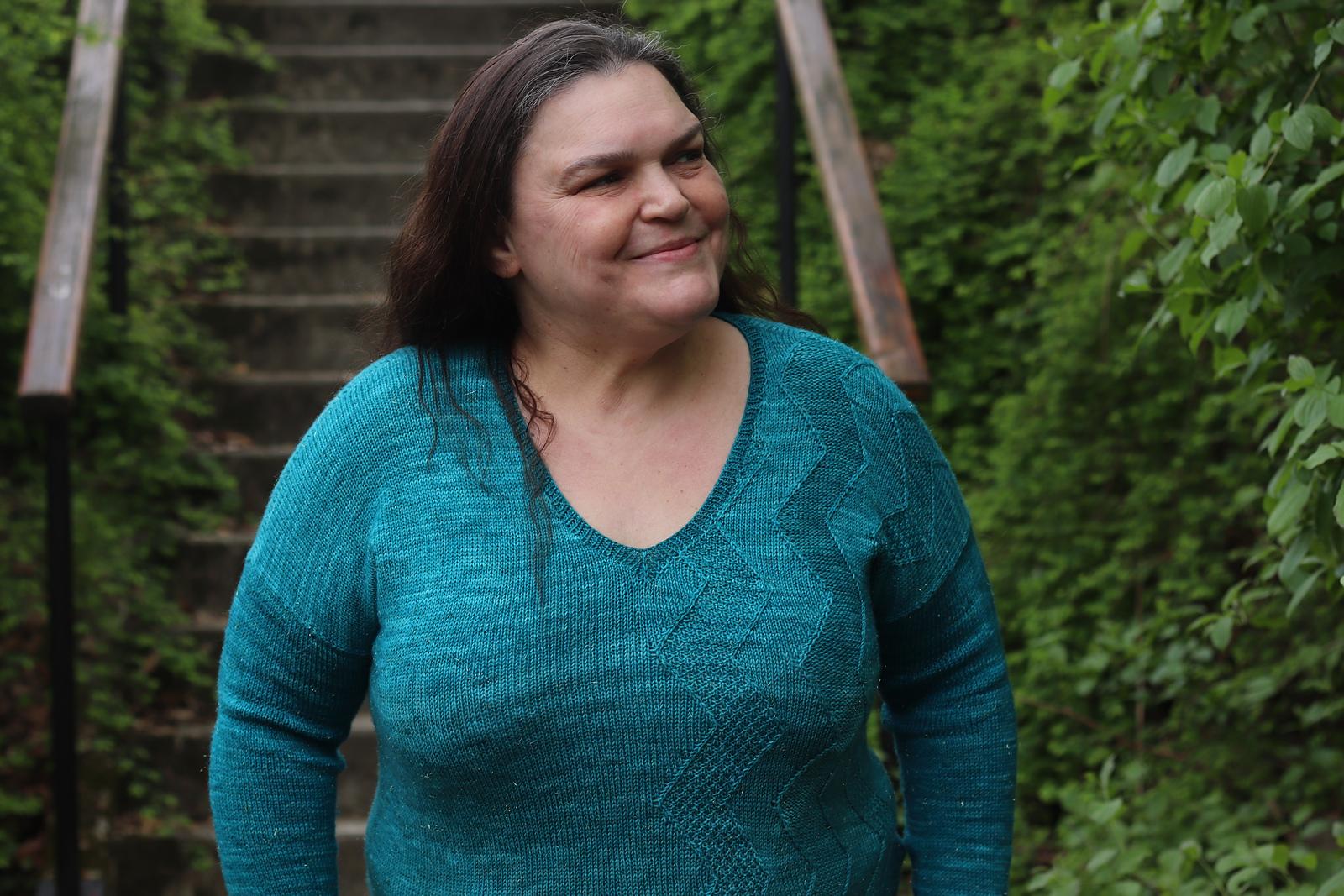 Marianne Munier portant le pull Ikki