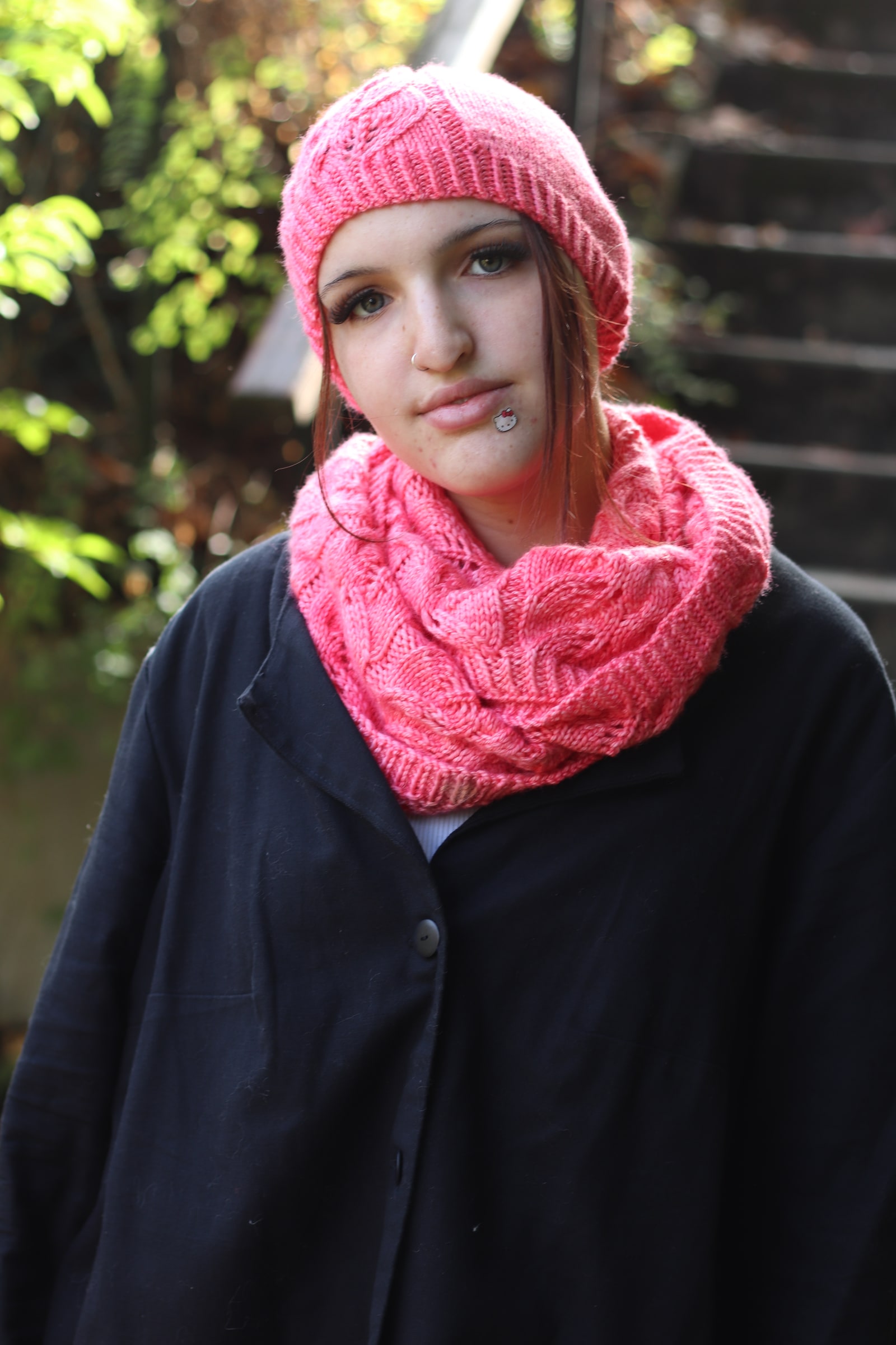 Le bonnet Jubia’S rose, avec son panneau torsadé et ajouré sur le devant